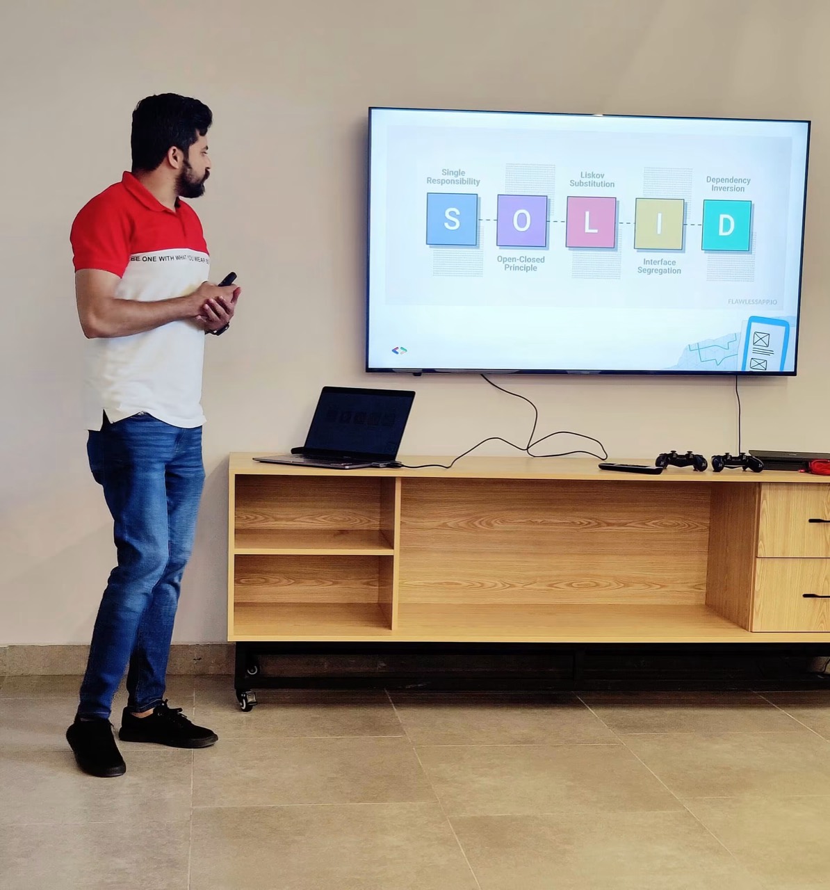 Abid Jamil explaining the SOLID software design principles